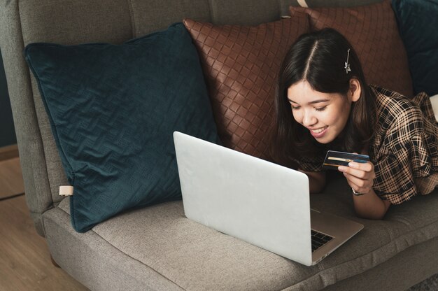 Exercício Online Durante O Bloqueio De Código. Dama Madura Com Tablet Pc Assistindo Tutorial Em Vídeo Esportivo Em Casa Imagem de Stock - Imagem de ajuste, epidemia: 214570051