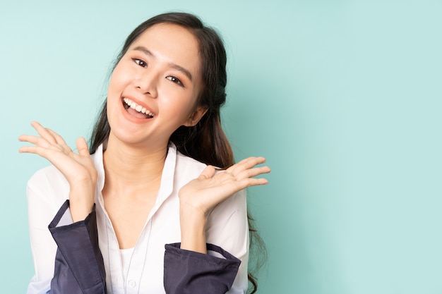 Foto jovem mulher asiática, vestindo uma camisa branca