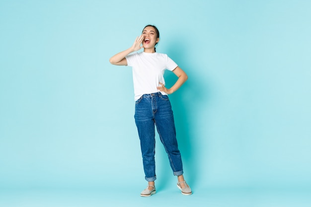 Jovem mulher asiática vestindo uma camiseta casual posando