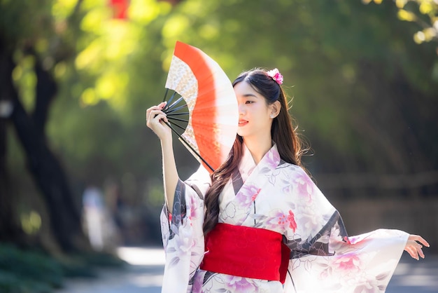 Jovem mulher asiática vestindo vestido tradicional japonês Kimono vestido tradicional xaponês