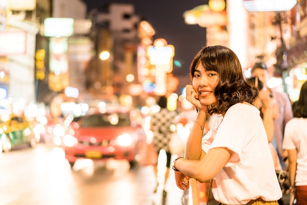 Jovem mulher asiática viajante com vista na China Town em Bangkok, Tailândia