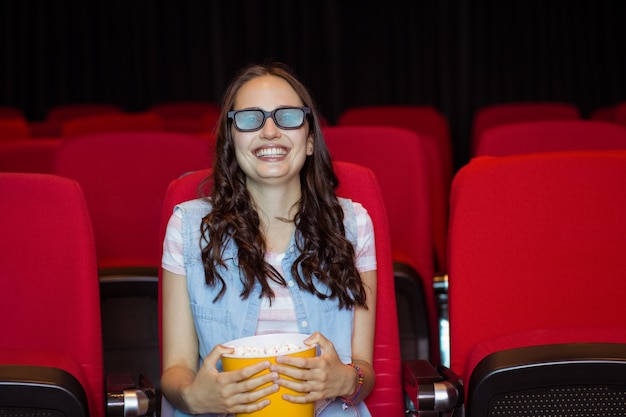 Jovem, mulher assistindo um filme 3d