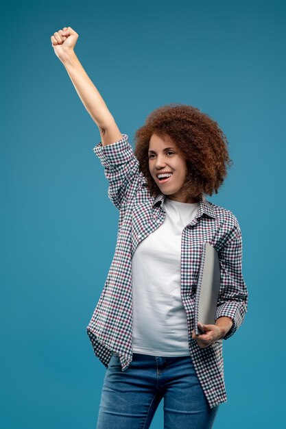 Jovem mulher ativa parecendo energizada e determinada