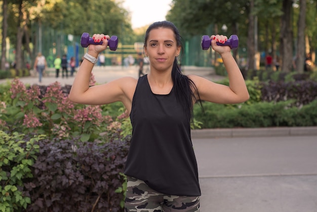 jovem mulher atlética fazendo exercícios com halteres