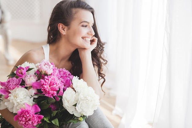 Jovem mulher atraente com flores