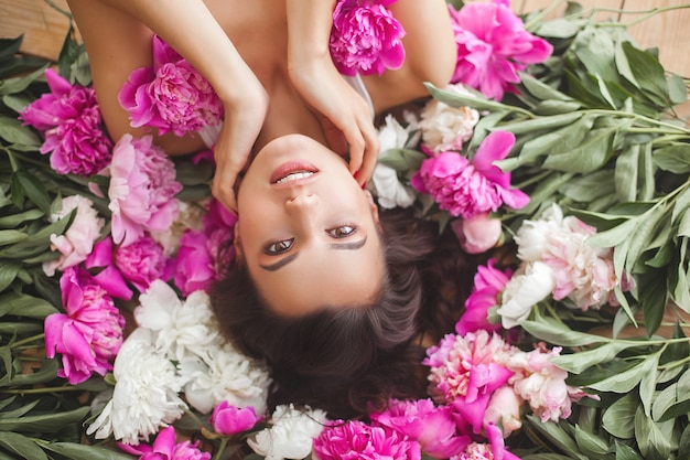 Jovem mulher atraente com flores