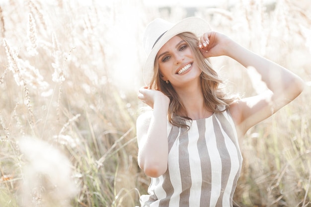 Jovem mulher atraente de chapéu Retrato aproximado de uma linda mulher ao ar livre Linda senhora sorrindo