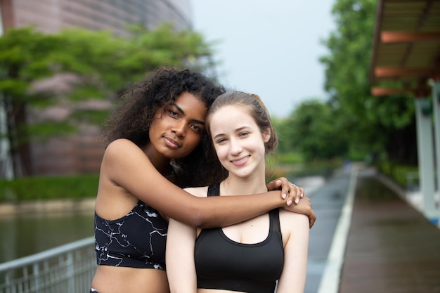 Jovem mulher atraente desportiva praticando ioga fazendo exercícios de ioga Bela jovem praticando ioga no terraço de madeira