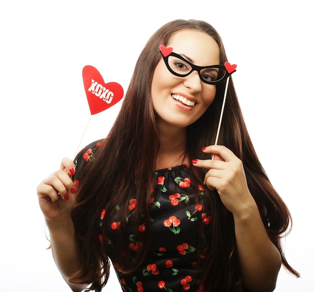 Foto jovem mulher atraente e brincalhona pronta para a festa.