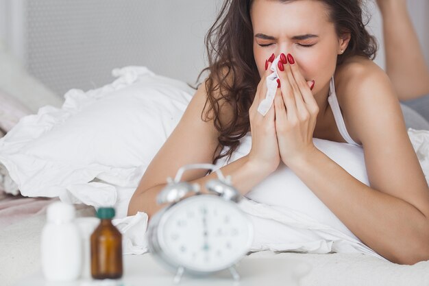 Jovem mulher atraente está com gripe