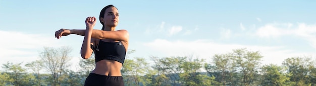 Jovem mulher atraente fazendo exercício trabalhando ao ar livre