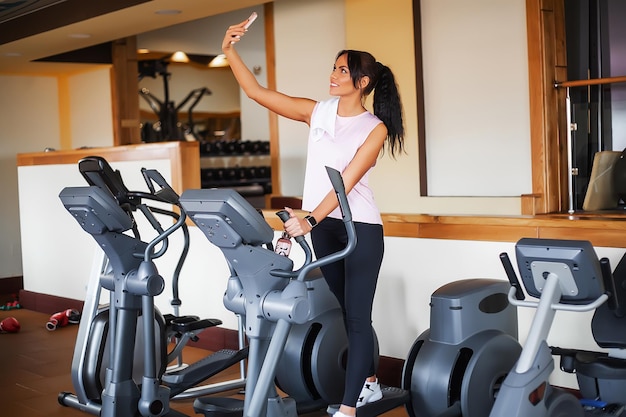 Foto jovem mulher atraente fazendo exercícios no ginásio de fitness