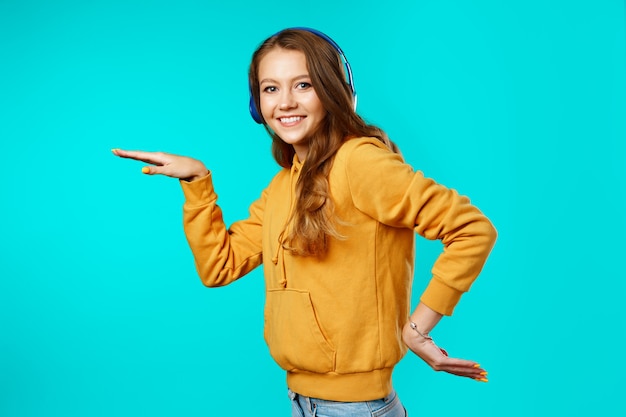 Jovem mulher atraente ouvindo música com fones de ouvido