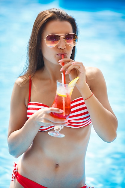 Jovem mulher atraente relaxante na piscina