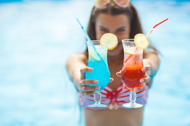 Jovem mulher atraente relaxante na piscina