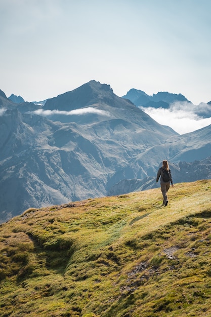 Jovem mulher aventureira caminhando nas altas montanhas Estilo de vida, relaxamento e liberdade