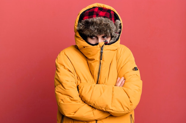 Foto jovem mulher bonita adulta usando anoraque e chapéu de inverno