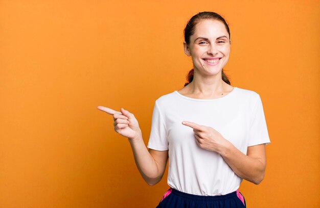 Jovem mulher bonita adulta vestindo camisa branca e um espaço de cópia