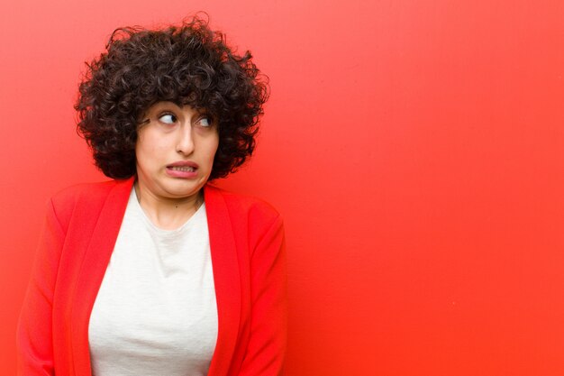 Jovem mulher bonita afro olhando preocupado