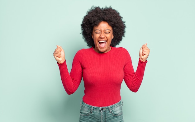 Jovem mulher bonita afro