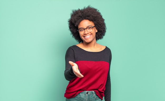 jovem mulher bonita afro