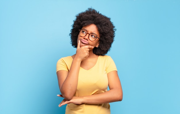 jovem mulher bonita afro