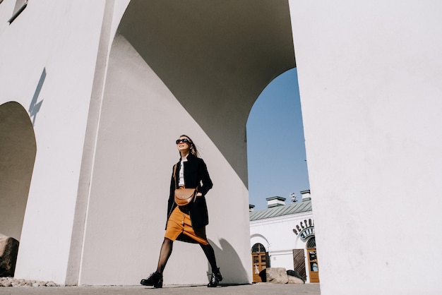 Jovem mulher bonita andando na rua