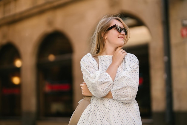 Foto jovem mulher bonita andando pelas ruas de uma cidade italiana conceito de viagens e turismo