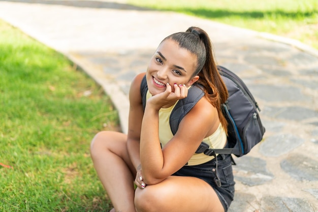 Jovem mulher bonita ao ar livre com expressão feliz