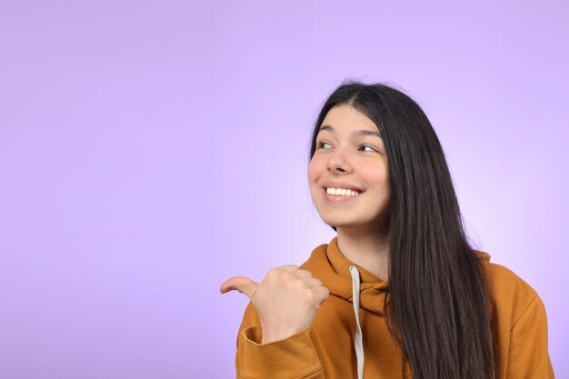 jovem mulher bonita apontando a bandeira de direção do dedo