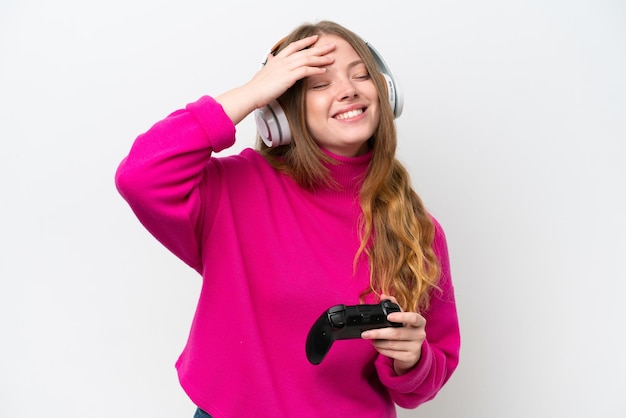 Foto jovem mulher bonita brincando com um controlador de videogame isolado no fundo branco sorrindo muito