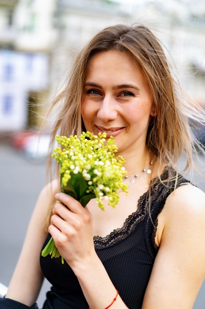 Foto jovem mulher bonita caminha pela cidade