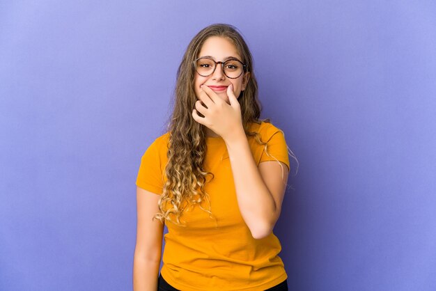 Jovem mulher bonita caucasiana duvidando entre duas opções.