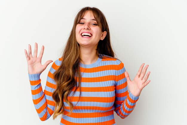 Jovem mulher bonita caucasiana isolada na parede branca alegre rindo muito. Conceito de felicidade.