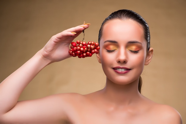 Jovem mulher bonita com bagas no conceito de beleza