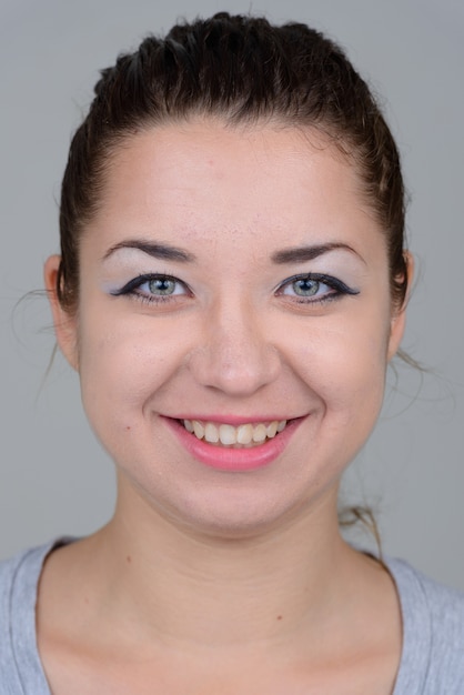 jovem mulher bonita com cabelo castanho contra o espaço em branco