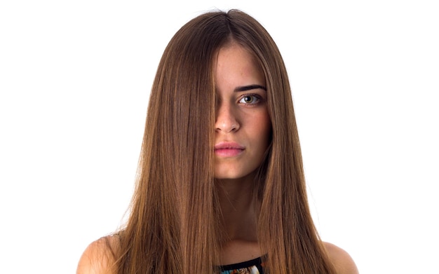 Jovem mulher bonita com cabelo castanho longo e reto em fundo branco no estúdio