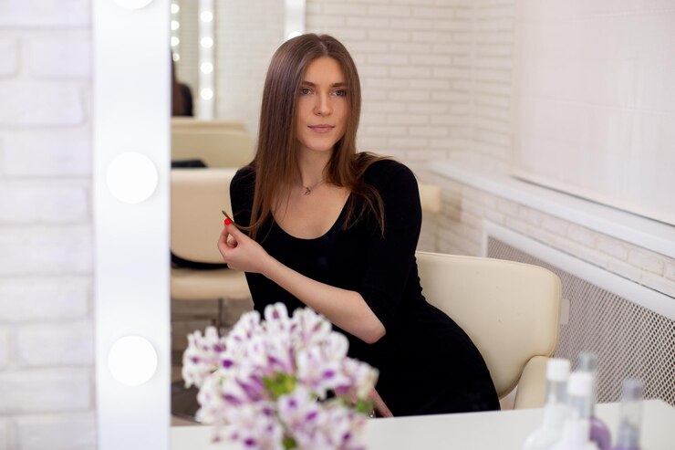 Foto jovem mulher bonita com cabelo castanho longo e saudável