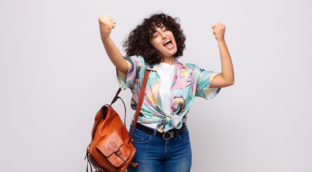 Foto jovem mulher bonita com cabelo encaracolado