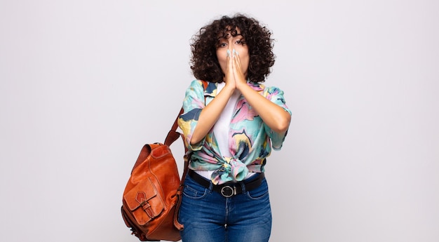 jovem mulher bonita com cabelo encaracolado