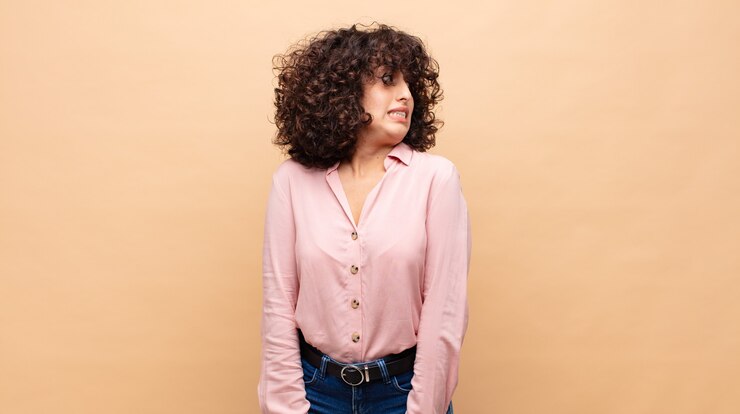 Foto jovem mulher bonita com cabelo encaracolado