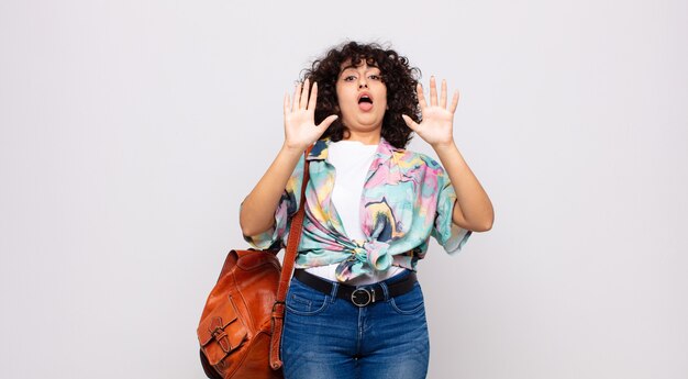 Jovem mulher bonita com cabelo encaracolado