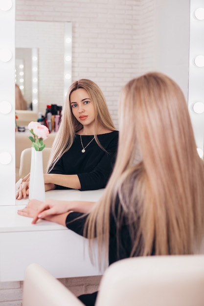 Jovem mulher bonita com cabelo loiro longo e saudável