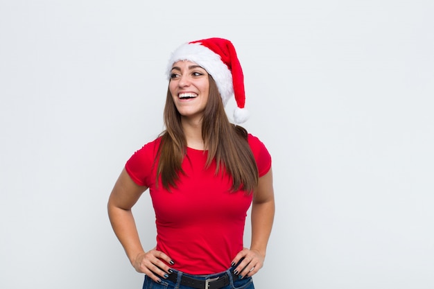 Jovem mulher bonita com chapéu de Papai Noel. Conceito de natal