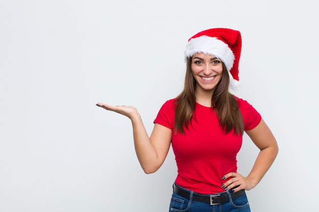 Jovem mulher bonita com chapéu de Papai Noel. Conceito de natal