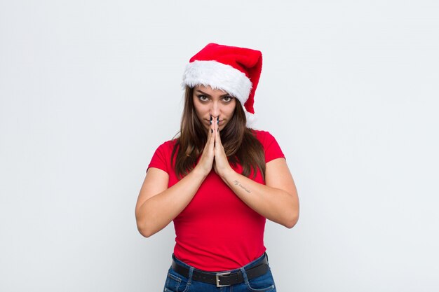 Jovem mulher bonita com chapéu de papai noel. conceito de natal