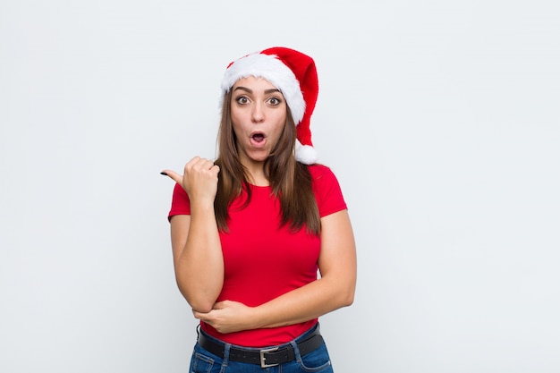 Jovem mulher bonita com chapéu de Papai Noel. Conceito de natal