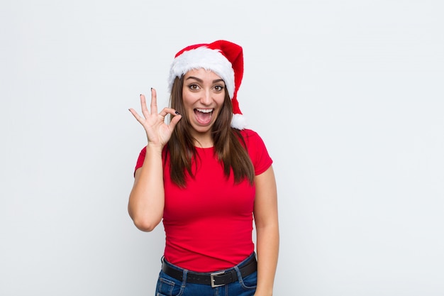 Jovem mulher bonita com chapéu de papai noel. conceito de natal