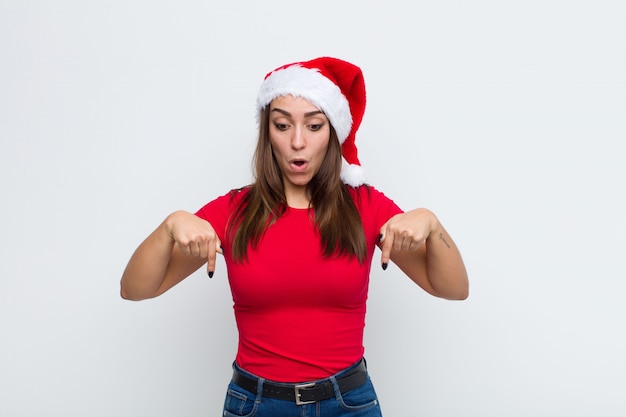 Jovem mulher bonita com chapéu de Papai Noel. Conceito de natal