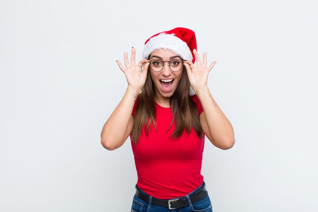 Jovem mulher bonita com chapéu de papai noel. conceito de natal